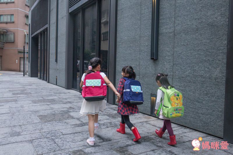 超輕量 ✪ niizo 小學生清新風護脊書包