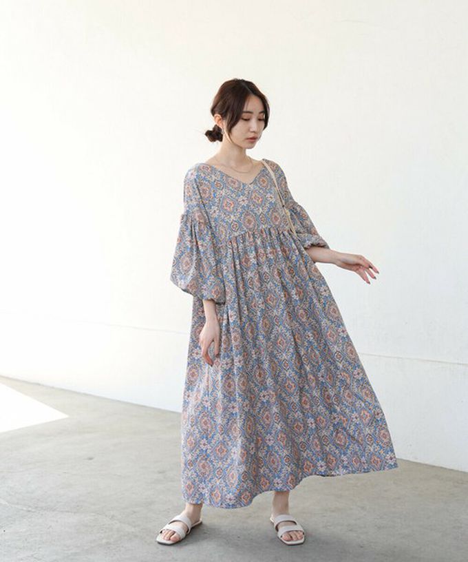 日本 Bab - 滿版歐風印花V領泡泡寬袖洋裝-深藍系