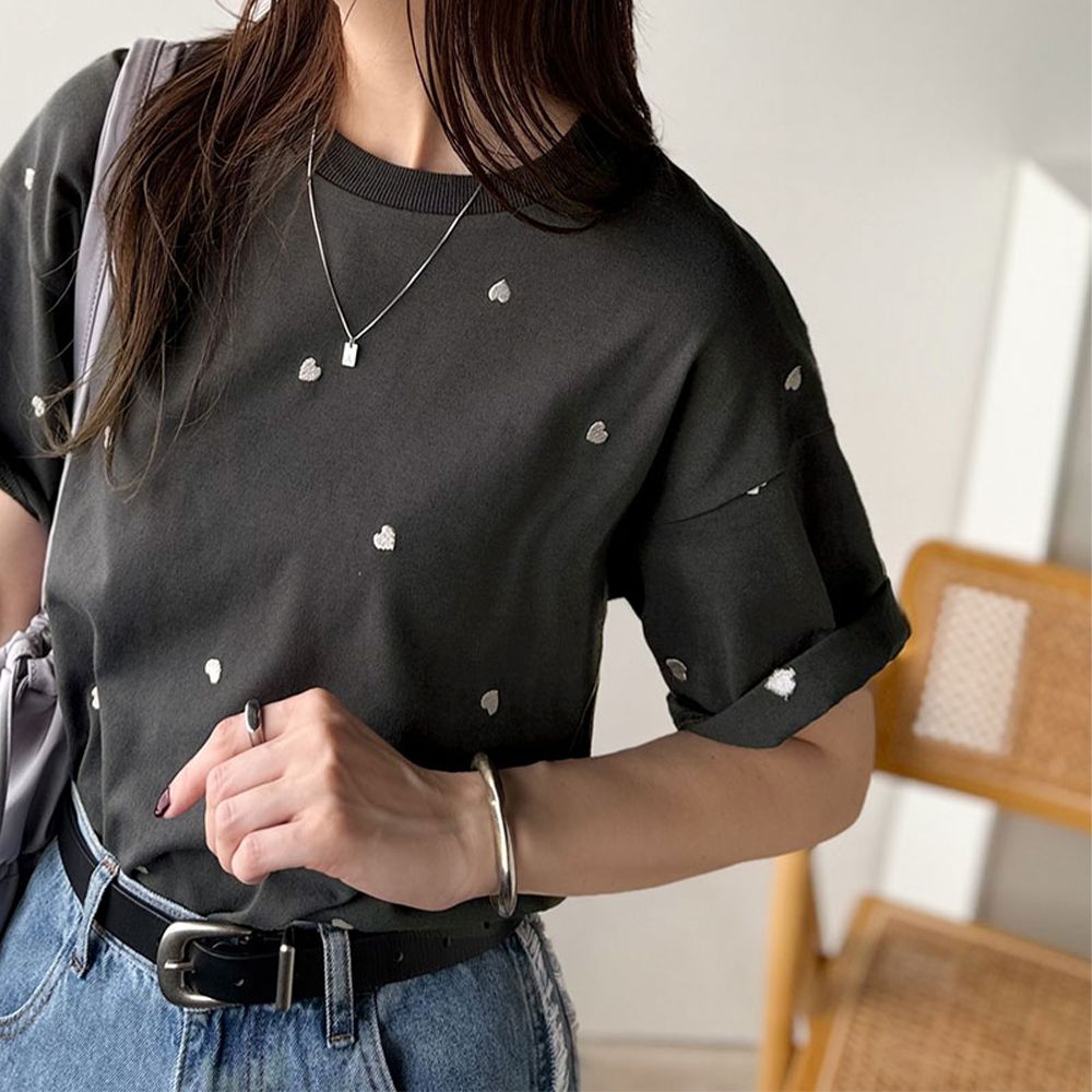 Java 小巧愛心刺繡短袖上衣-炭黑