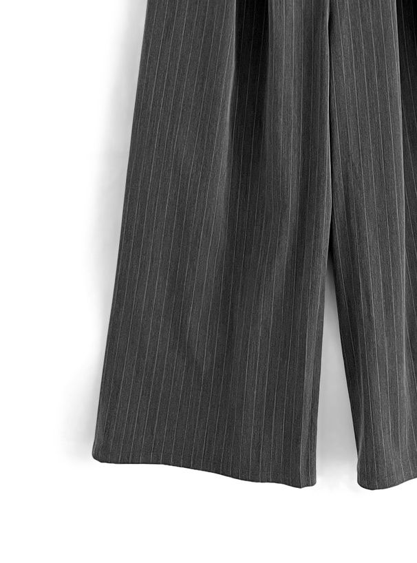 日本 GRL - 時尚酷甜感條紋吊帶褲-石墨灰 (F)