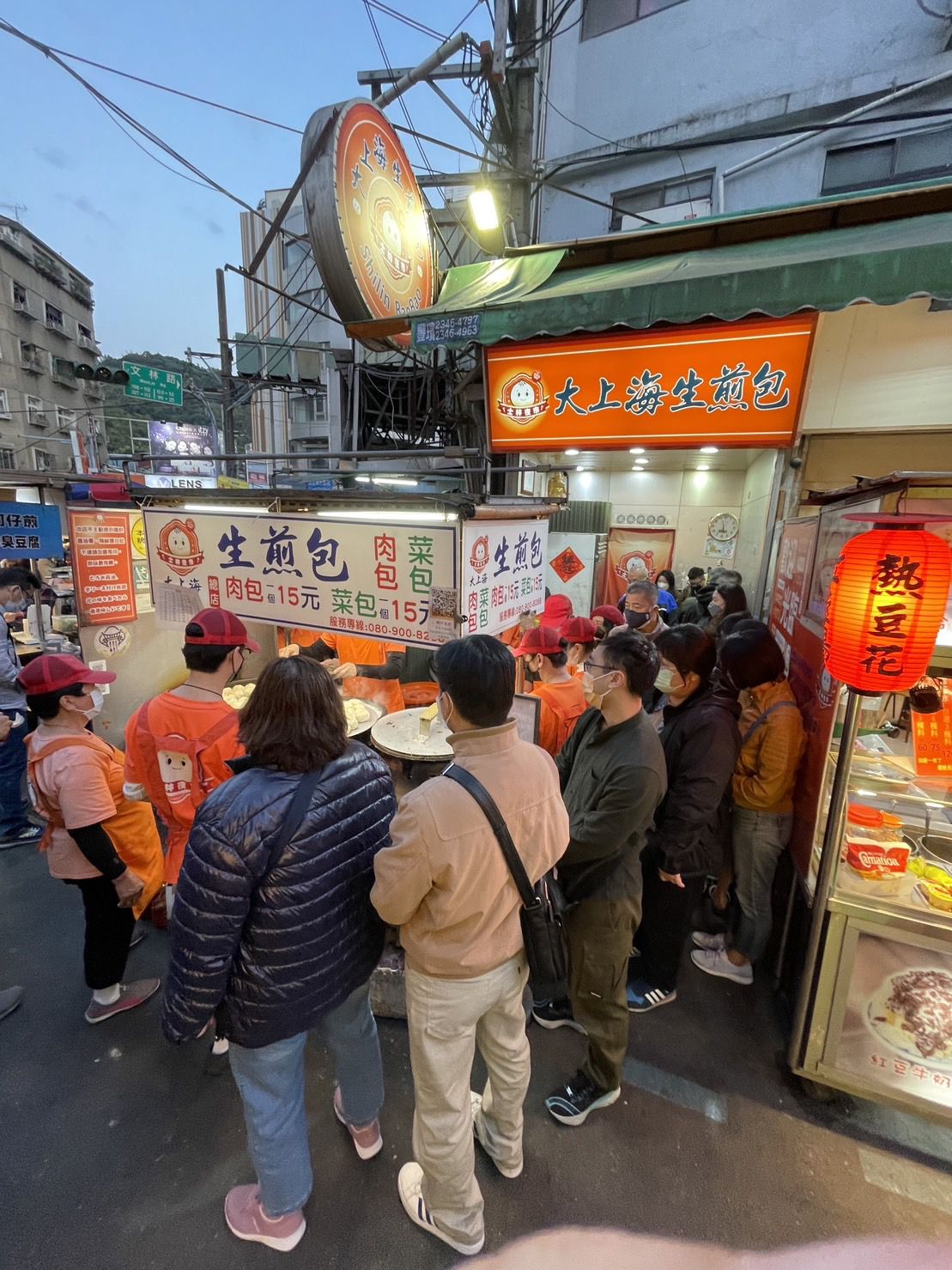 士林排隊美食！【大上海生煎包】皮脆肉汁噴發，0廚藝完美複製