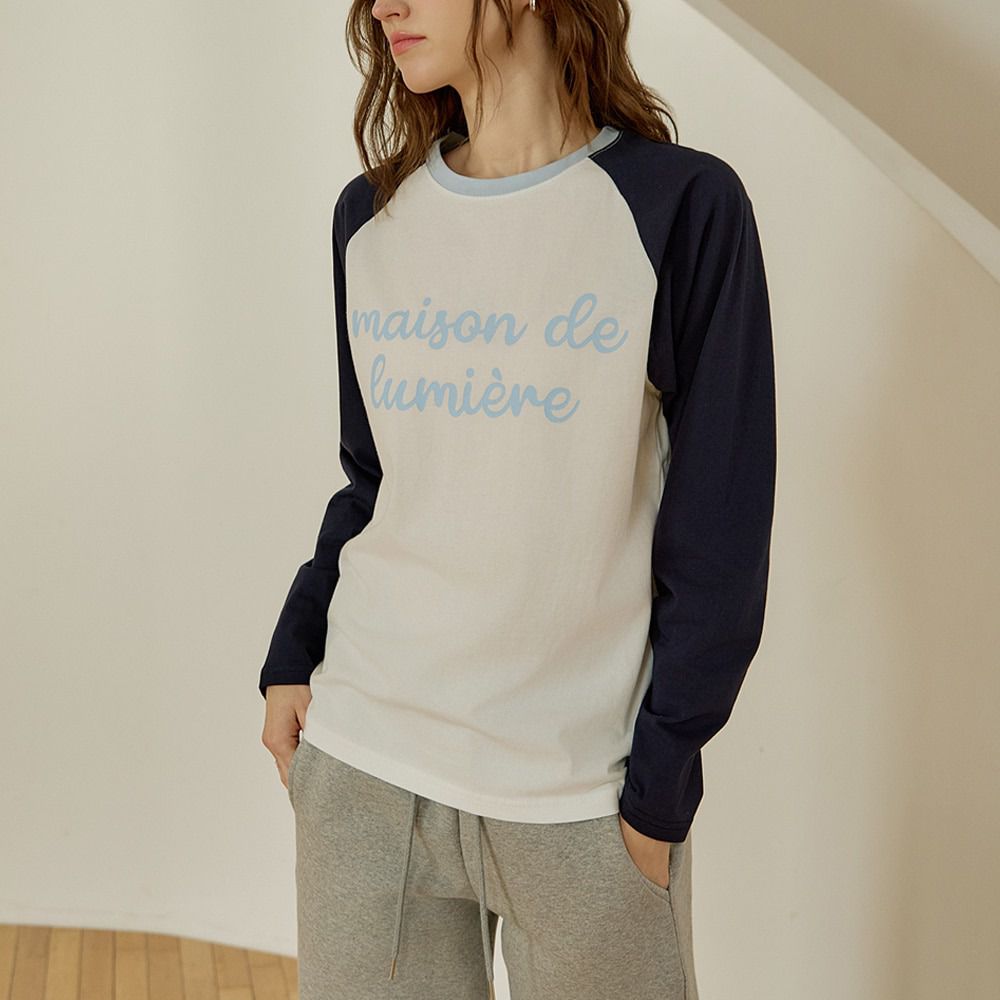 草寫文字印純棉拼色長袖上衣-米白X海軍藍 (FREE)