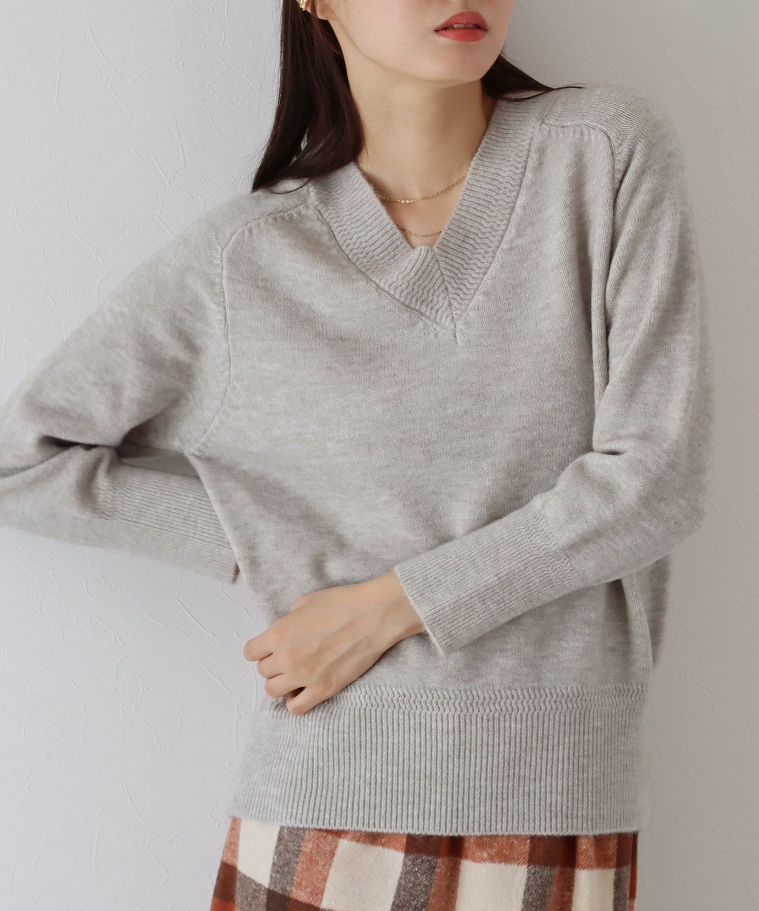 日本 BLUE EAST - 顯瘦V領柔軟針織上衣-黑