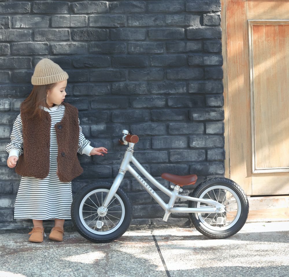 Chelston bikes - Mini Dutch 復古滑步車-夜幕黑(消光)-滑步車 x 1 , 手工編織竹籃 x 1 , 麻料內襯  x 1 , 3 歲以下專用ABS氣嘴蓋 x 1