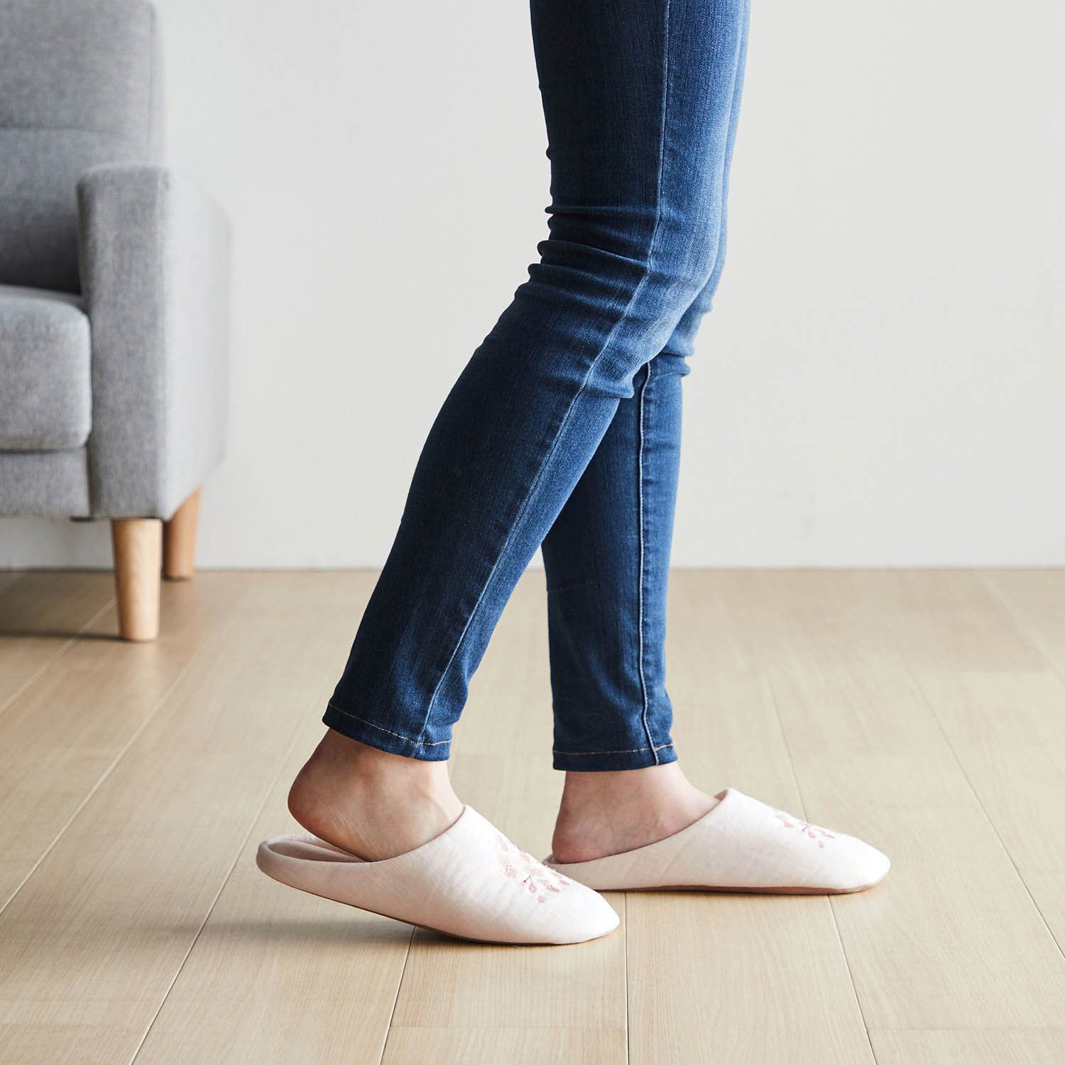 日本千趣會 - 法國亞麻材質櫻花刺繡防噪音室內拖鞋-白