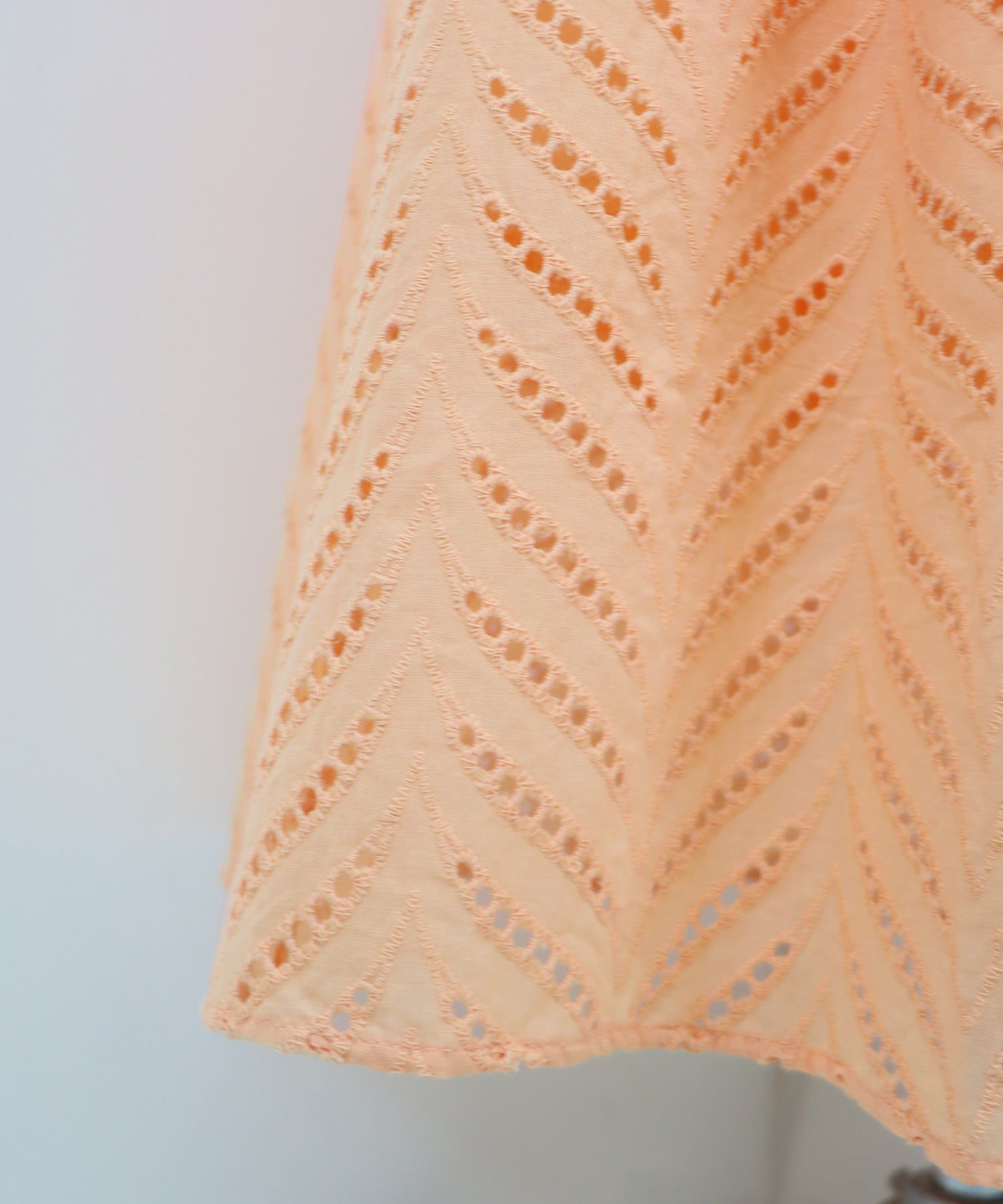 日本 BLUE EAST - 優雅雕花泡泡袖洋裝-白