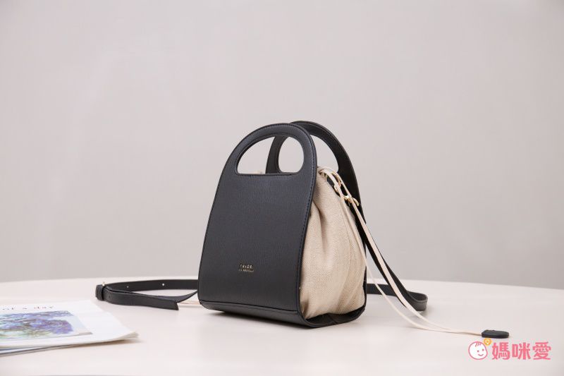 日本服飾代購 - 棉X仿皮異材質拼接簡約梯形側背包-摩卡 (17x23x10cm)