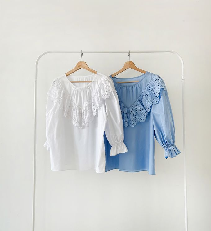 韓國女裝連線 - 鏤空V字荷葉裝飾圓領襯衫-天藍 (FREE)