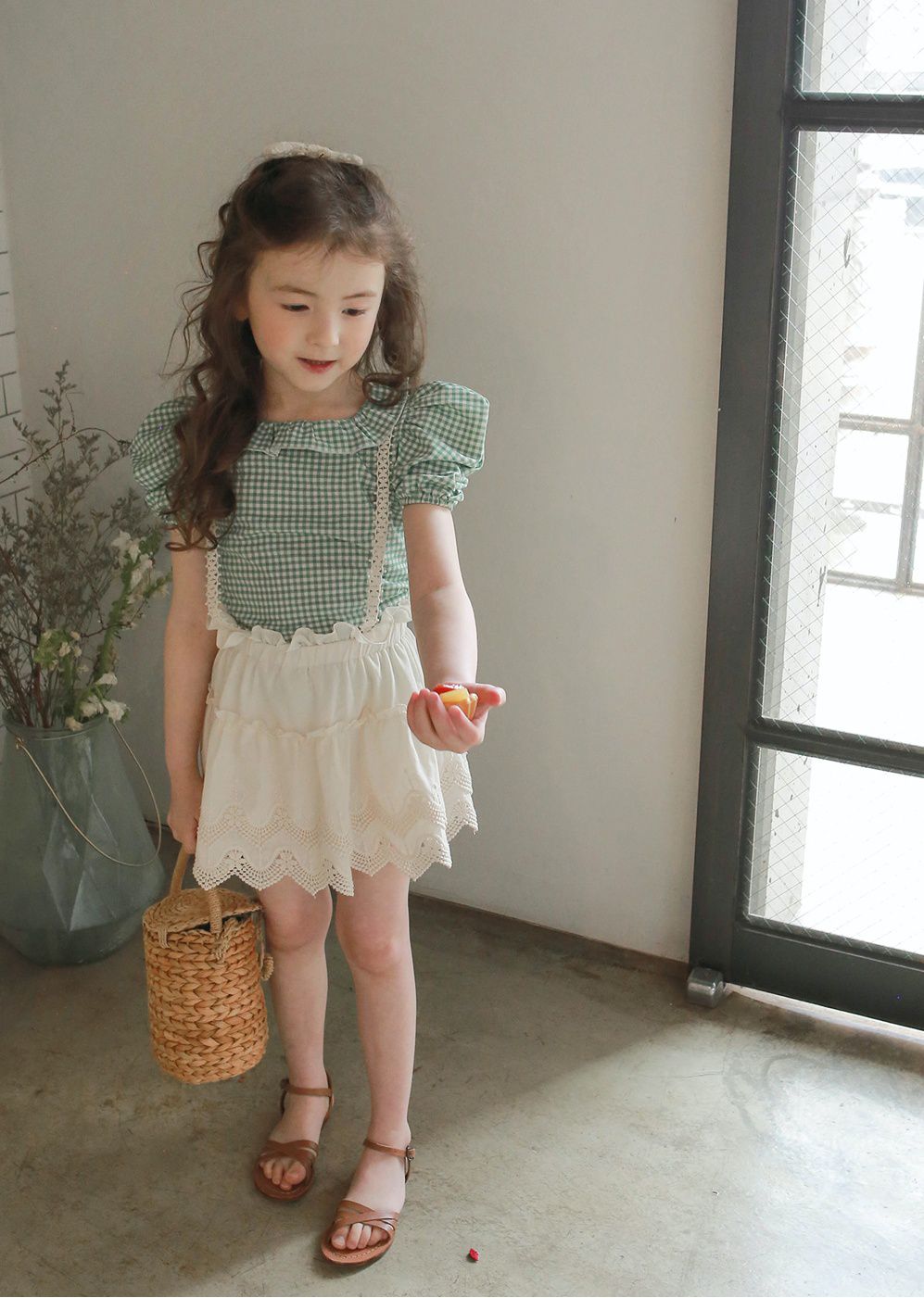 韓國 PuellaFLO - 鋸齒狀鏤空蕾絲綁帶吊帶裙-米白