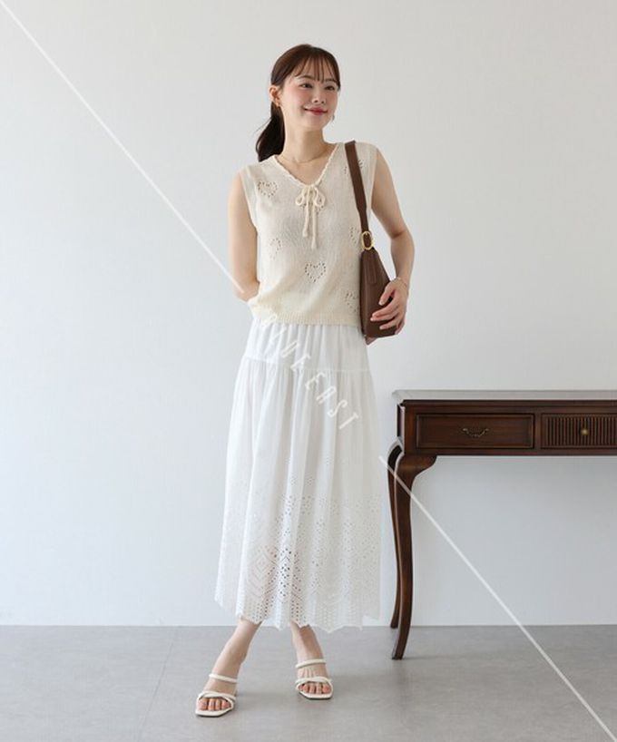 日本 BLUE EAST - 甜美雕花蕾絲下擺鬆緊長裙-水藍