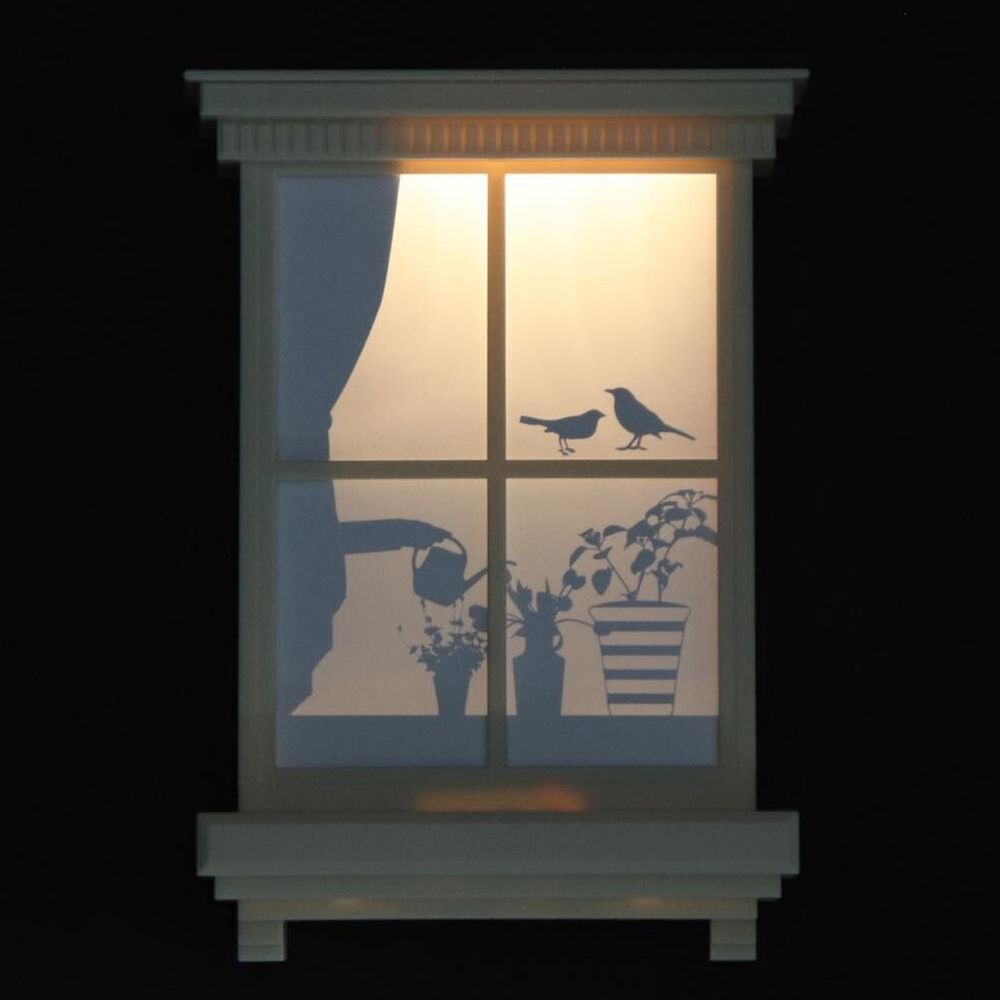 日本 TOYO CASE - LED 感應夜燈壁飾-窗戶剪影-白色澆花小鳥-10.5x15.7x2.5cm
