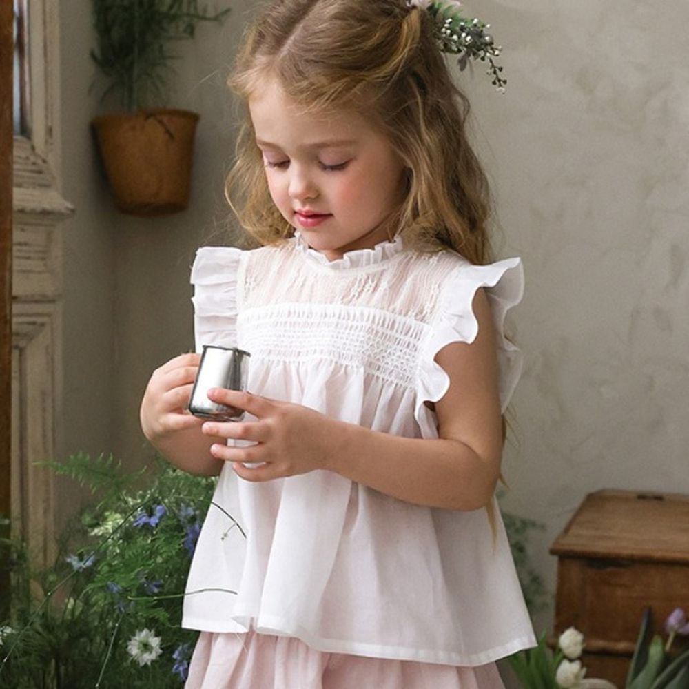 Puellaflo 細緻蕾絲木耳領荷葉袖上衣-白