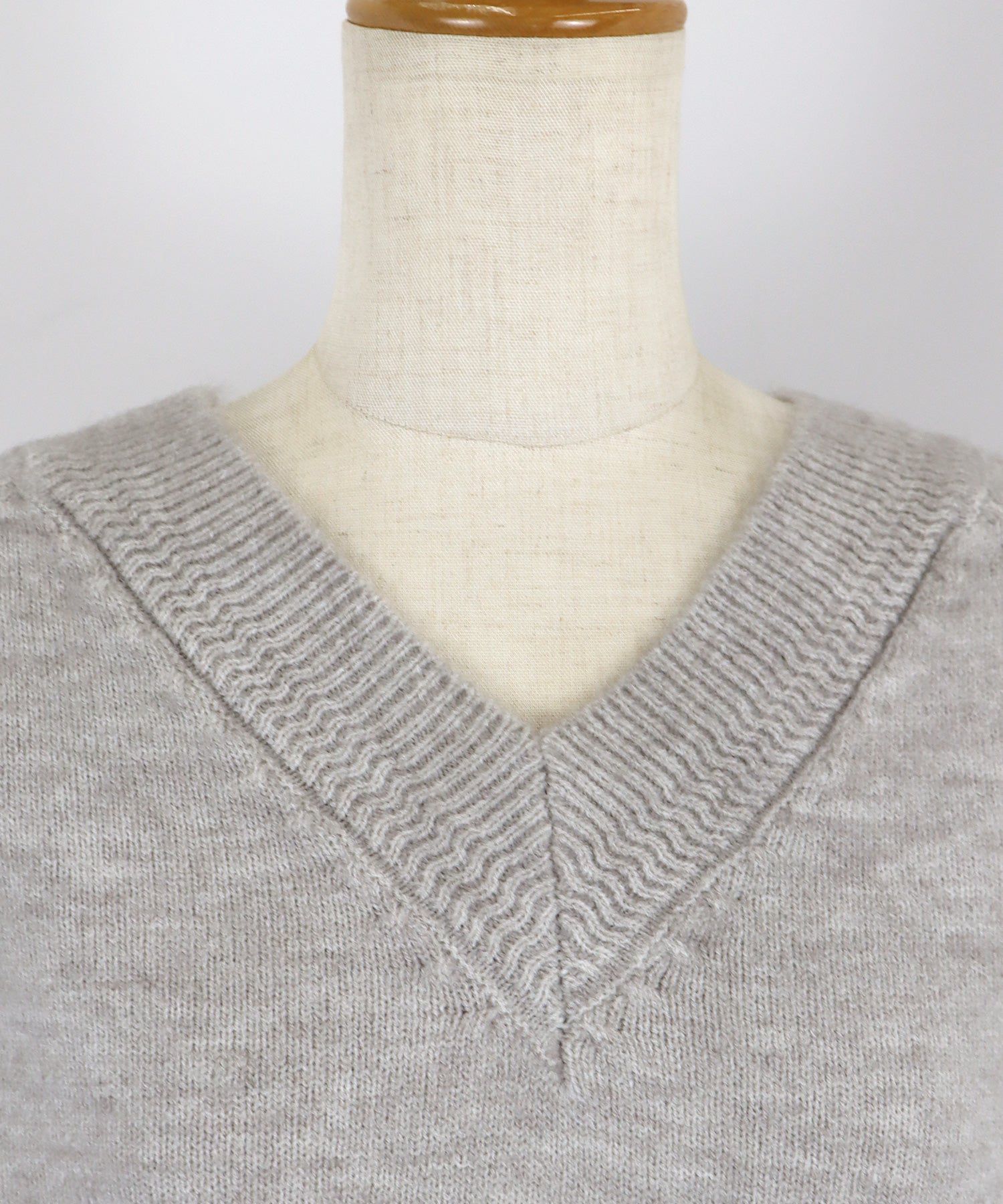 日本 BLUE EAST - 顯瘦V領柔軟針織上衣-黑