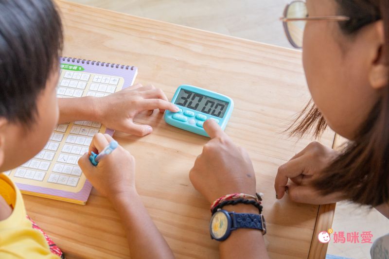 【日本SONiC 】一秒挺胸直腰！兒童學習椅墊Ｘ專注力時鐘新登場