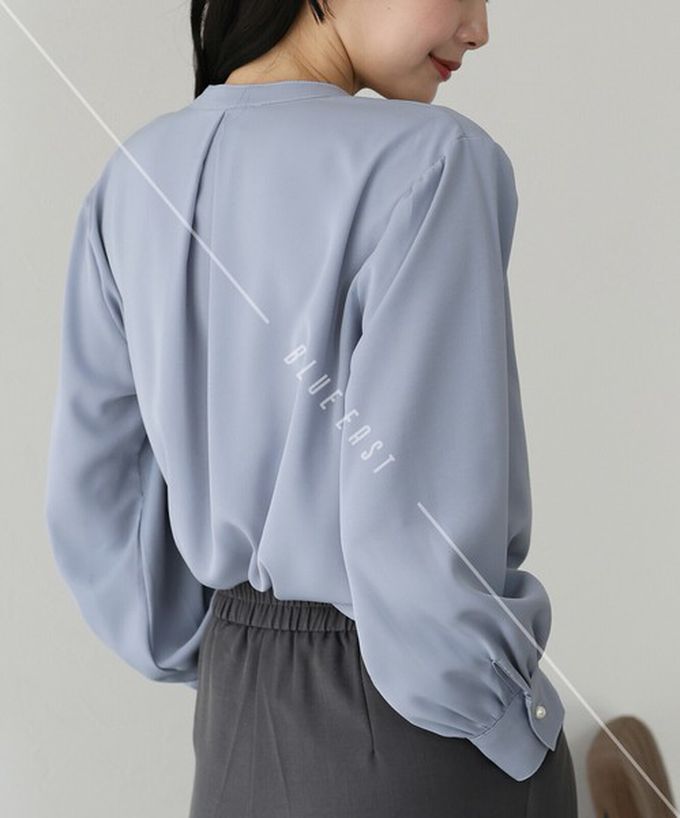 日本 BLUE EAST - 2way領知性整潔感打褶長袖上衣-珍珠袖扣-藍