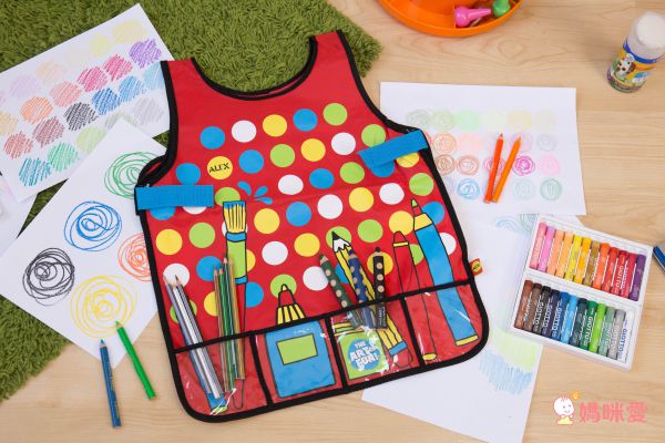 上學好物！小童必備文具美術用品☛德國 LYRA 洞洞筆 ✖ 義大利 GIOTTO 蠟筆 ✖ 美國 ALEX 筆座＆圍裙