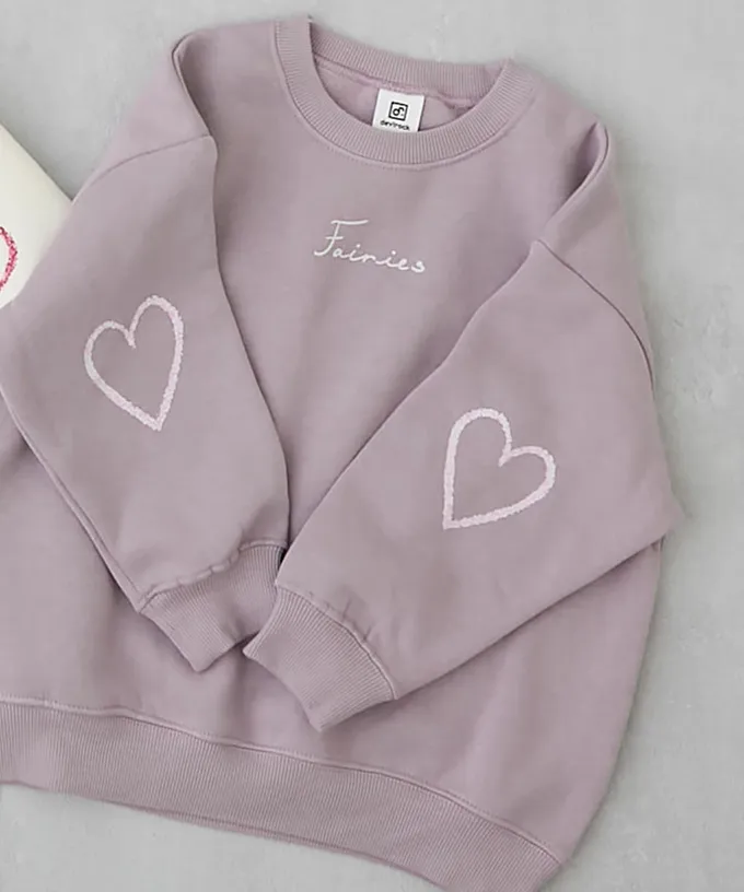 日本 devirock - 熱銷定番 裏起毛女孩印花大學長袖上衣-滿滿愛心-雜灰