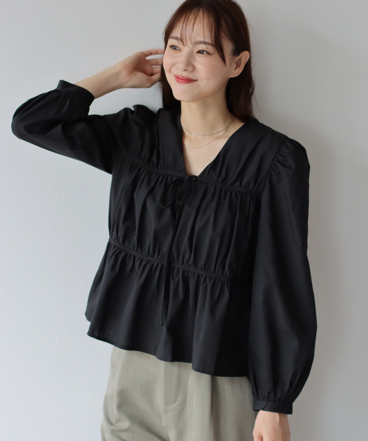 日本 BLUE EAST - 氣質V領前綁帶長袖上衣-黑