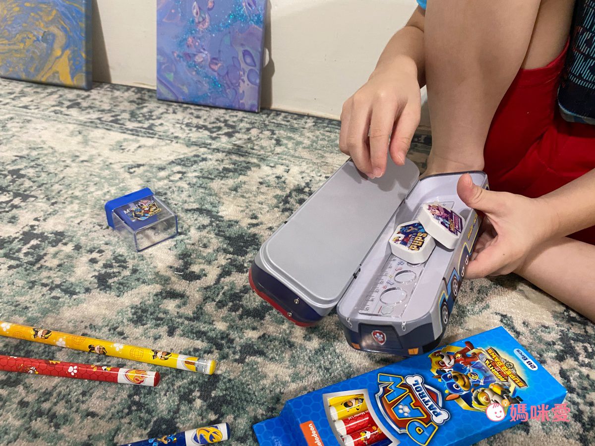 汪汪隊立大功 - 鉛筆盒套組(鉛筆盒*1+三角鉛筆*6+造型橡皮擦*2+洞洞尺*1+雙孔削筆器*1) 贈 防水姓名貼*2