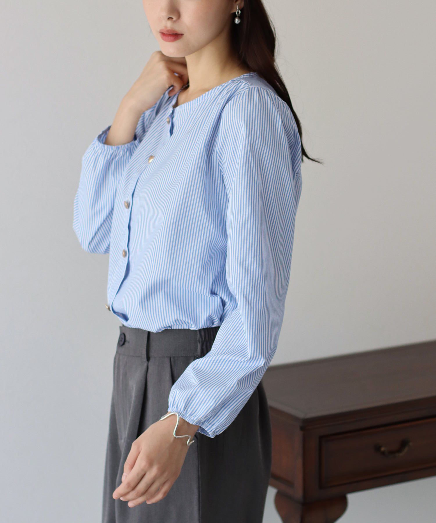 日本 BLUE EAST - 圓領金色愛心長袖襯衫-卡其