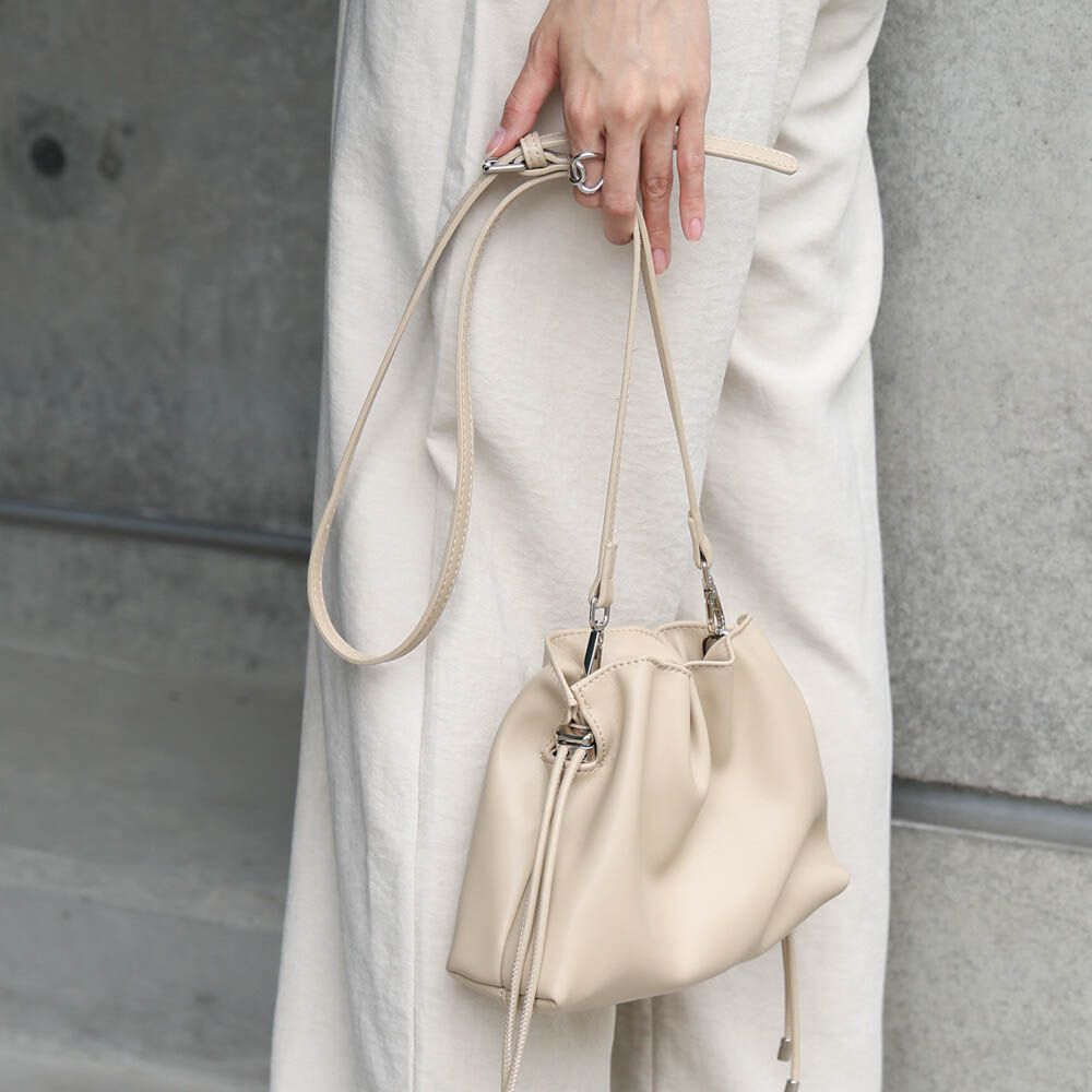 輕巧抽繩可愛感側背小包-米杏