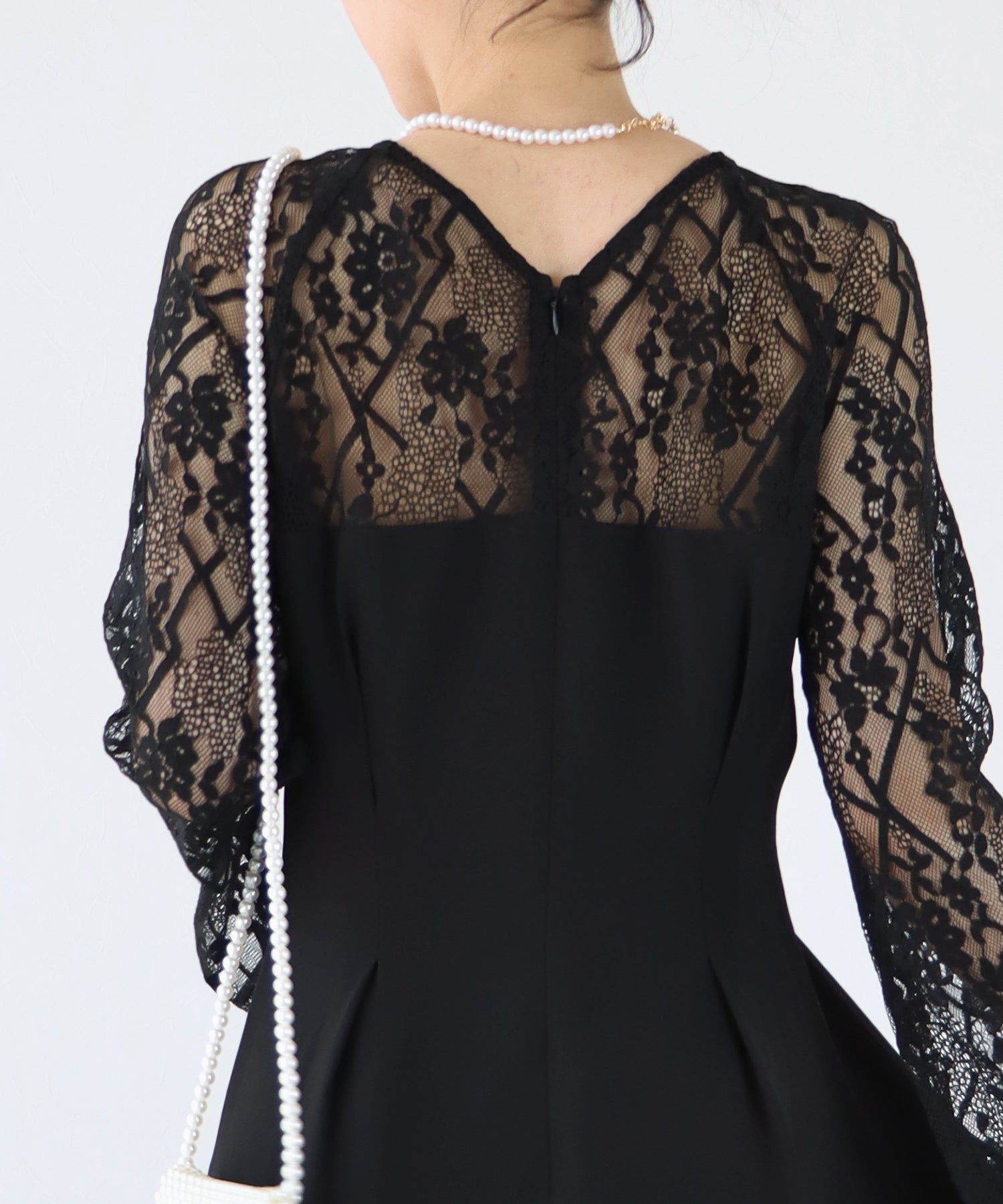 日本 BLUE EAST - 優雅V領蕾絲袖拼接洋裝-經典黑