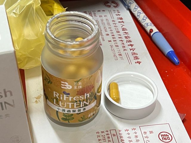我之前滑手機都會常常流眼油，
後來朋友拿一罐小護適葉黃素給我，
每天都有固定吃，
現在流眼油的機率有低很多！
這罐除了含葉黃素成分之外
還有添加降火氣的配方
火氣太大對眼睛也會有影響
雙管齊下這點真的很棒