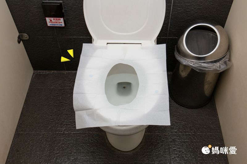 日本代購 - 日本製黏貼式馬桶坐墊紙(內附贈隨身收納包) (38x43cm)-70枚/盒