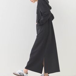 日本 OMNES - 休閒刺繡logo裏毛連帽長袖洋裝-黑