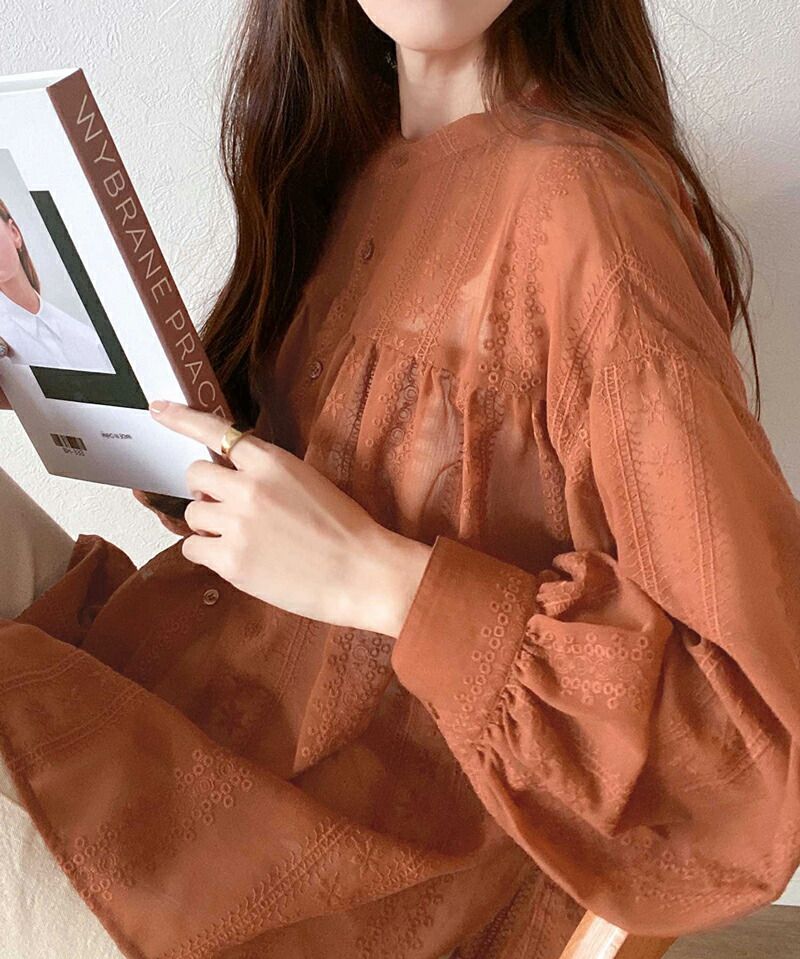 日本 Classical Elf - 2WAY微立領花朵刺繡透膚襯衫-淺灰