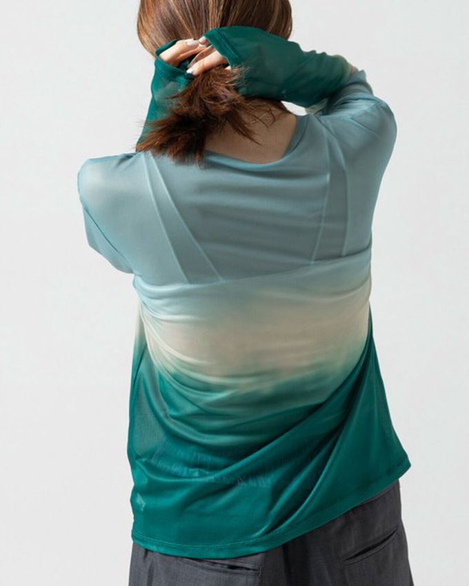 日本 gleam - 唯美漸層透膚圓領長袖上衣-水藍x草綠