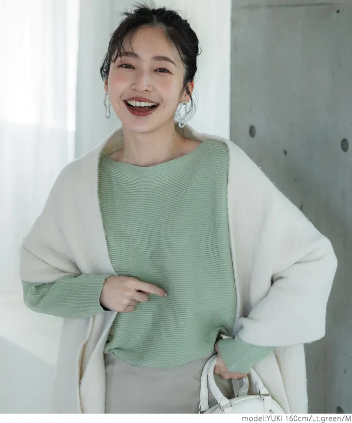 日本 COCA - 顯瘦船型領薄針織上衣-米