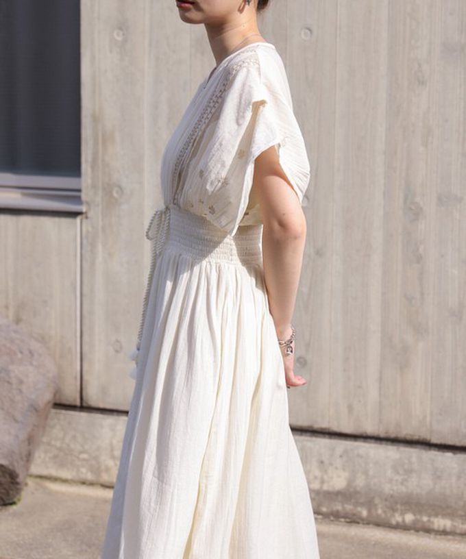 日本 Bab - 100%印度棉 素雅刺繡收腰短袖洋裝-象牙白