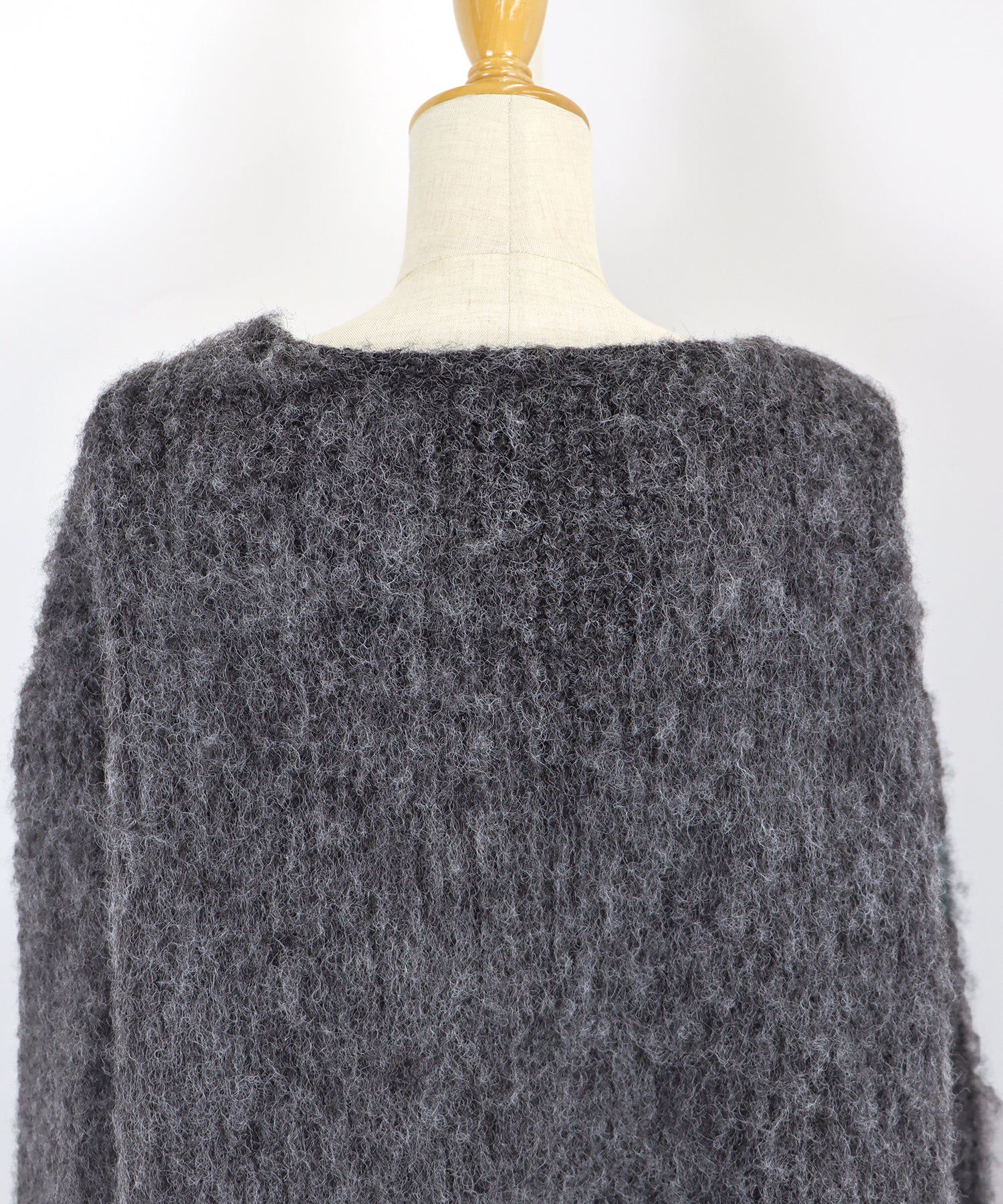 日本 BLUE EAST - 慵懶V領抽鬚寬鬆毛衣-淺米