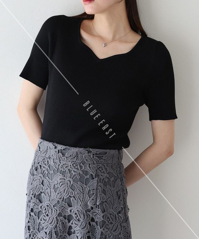 日本 BLUE EAST - 合身羅紋甜美桃心領短袖上衣-黑