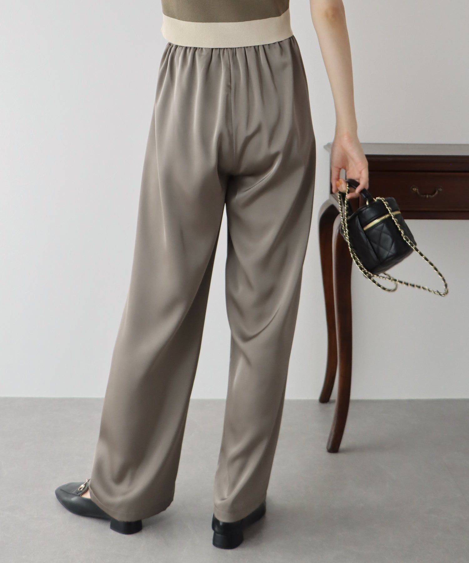 日本 BLUE EAST - 緞面光澤感垂墜感長褲-黑