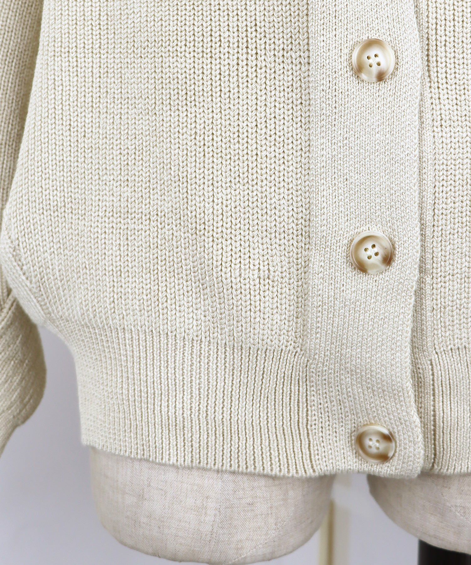 日本 BLUE EAST - 百搭V領彈性針織外套-米杏