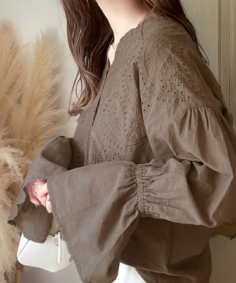 日本 Classical Elf - 小清新花朵領雕花長袖上衣-摩卡