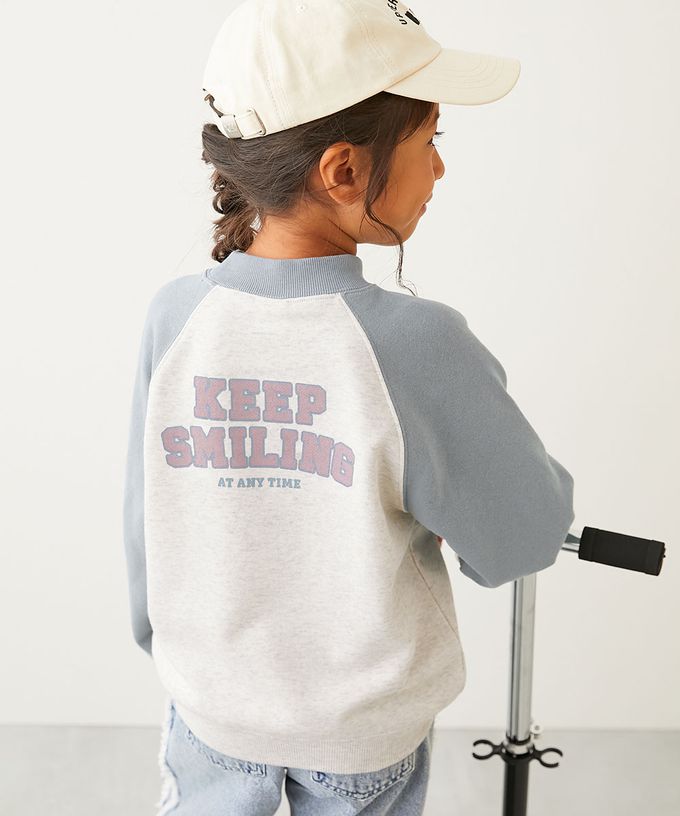 日本 devirock - 熱銷定番 女孩印花縮口長袖上衣-徽章-灰