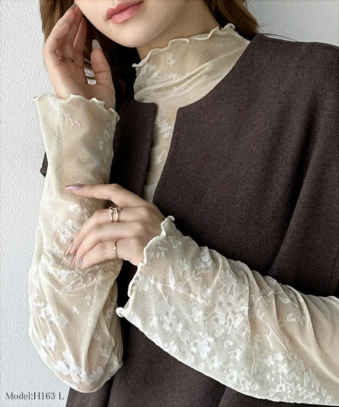 日本 Classical Elf - 成熟感花卉透膚木耳領長袖上衣-白底黑花