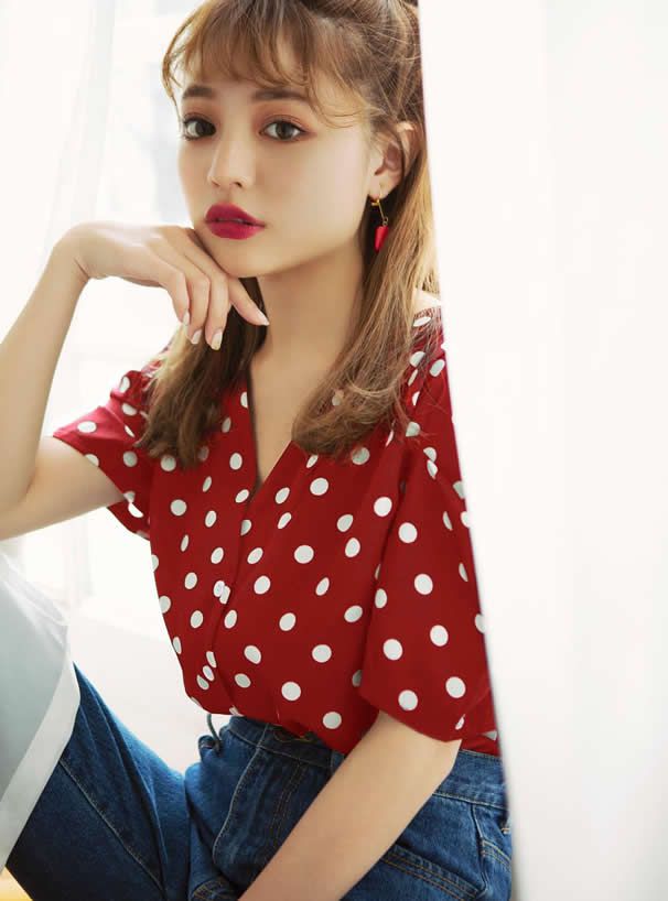 日本 GRL - 復古大點點V領抓皺短袖襯衫-時尚黑 (M)
