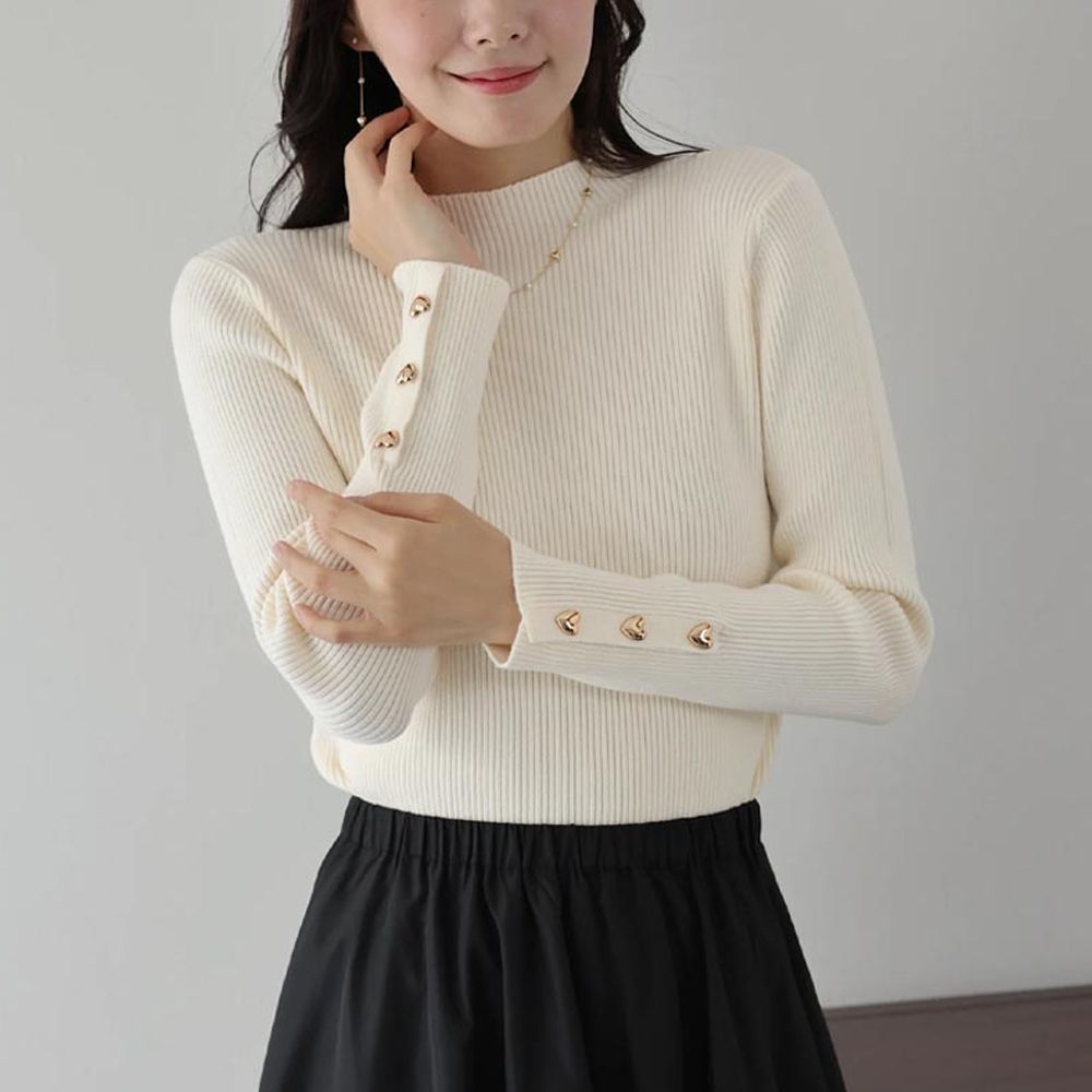 愛心金釦羅紋小高領長袖上衣-米白