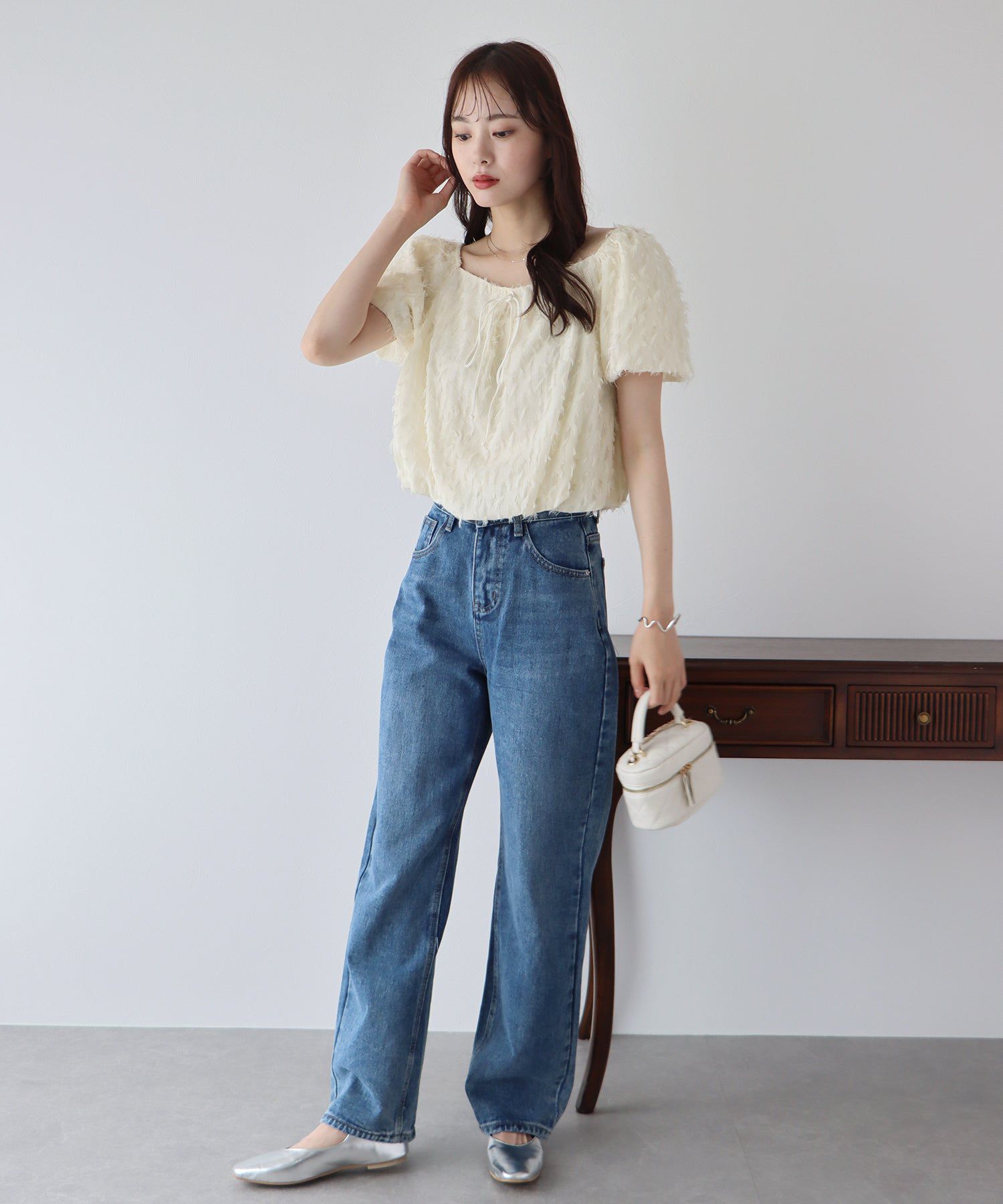 日本 BLUE EAST - 抽鬚感寬領泡泡袖上衣-淺杏