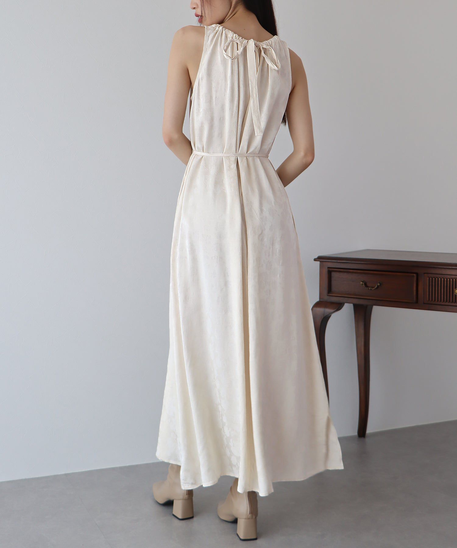 日本 BLUE EAST - 浪漫女神緹花綁帶無袖洋裝-米杏