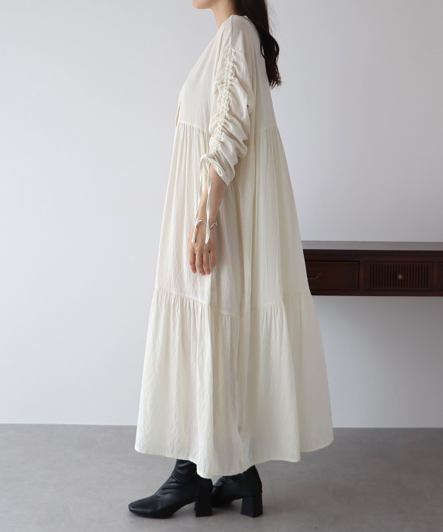 日本 BLUE EAST - 楊柳文藝抽繩長版襯衫-米杏