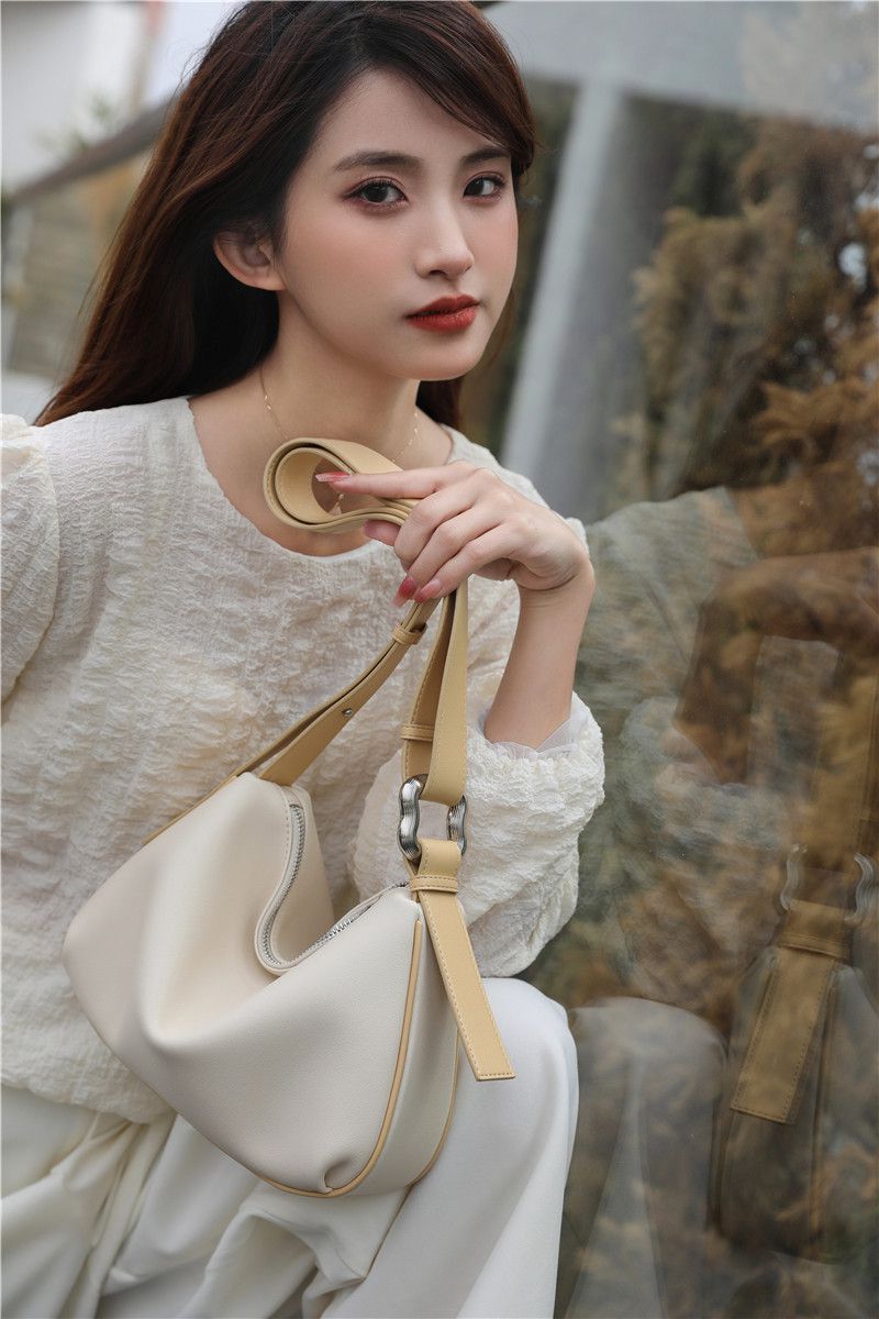 高質感時尚軟牛皮肩背包-白+棕 (28x6x20cm)