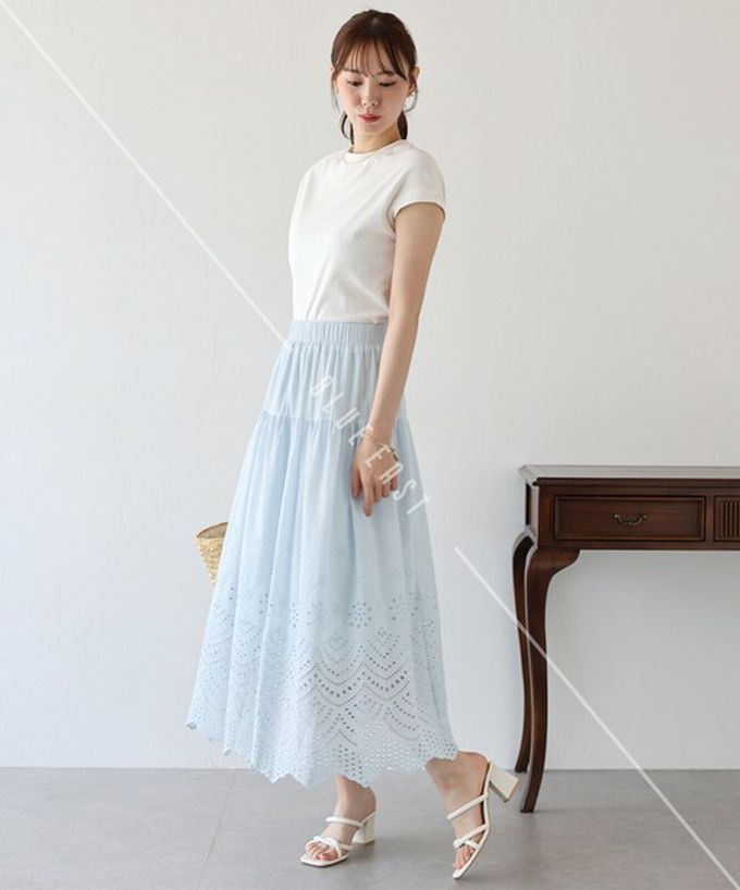日本 BLUE EAST - 甜美雕花蕾絲下擺鬆緊長裙-水藍