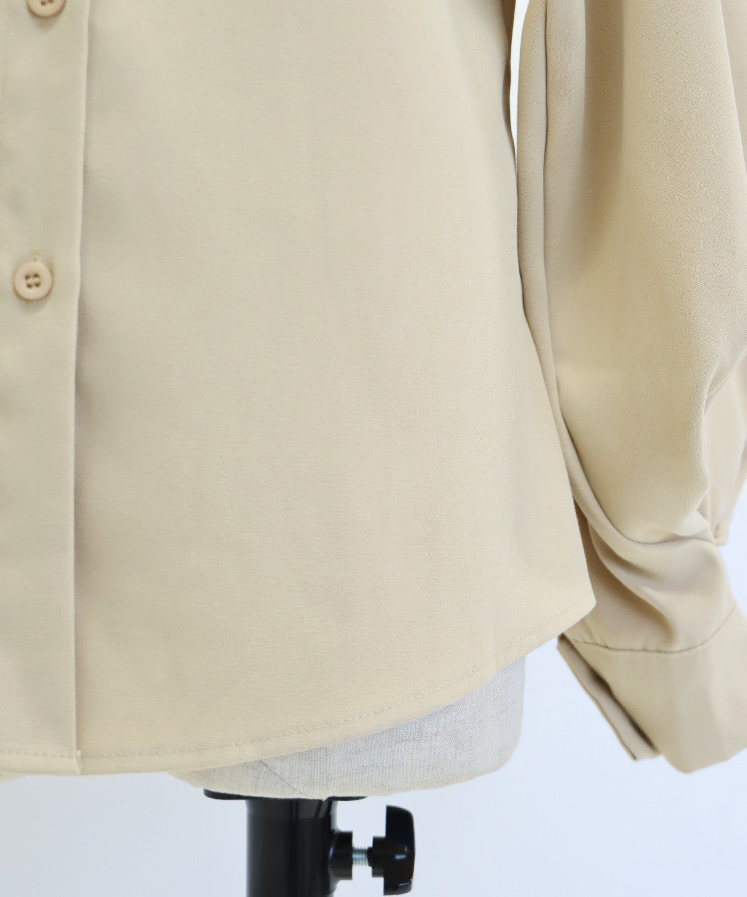 日本 BLUE EAST - 柔美扭結氣球長袖襯衫-黑