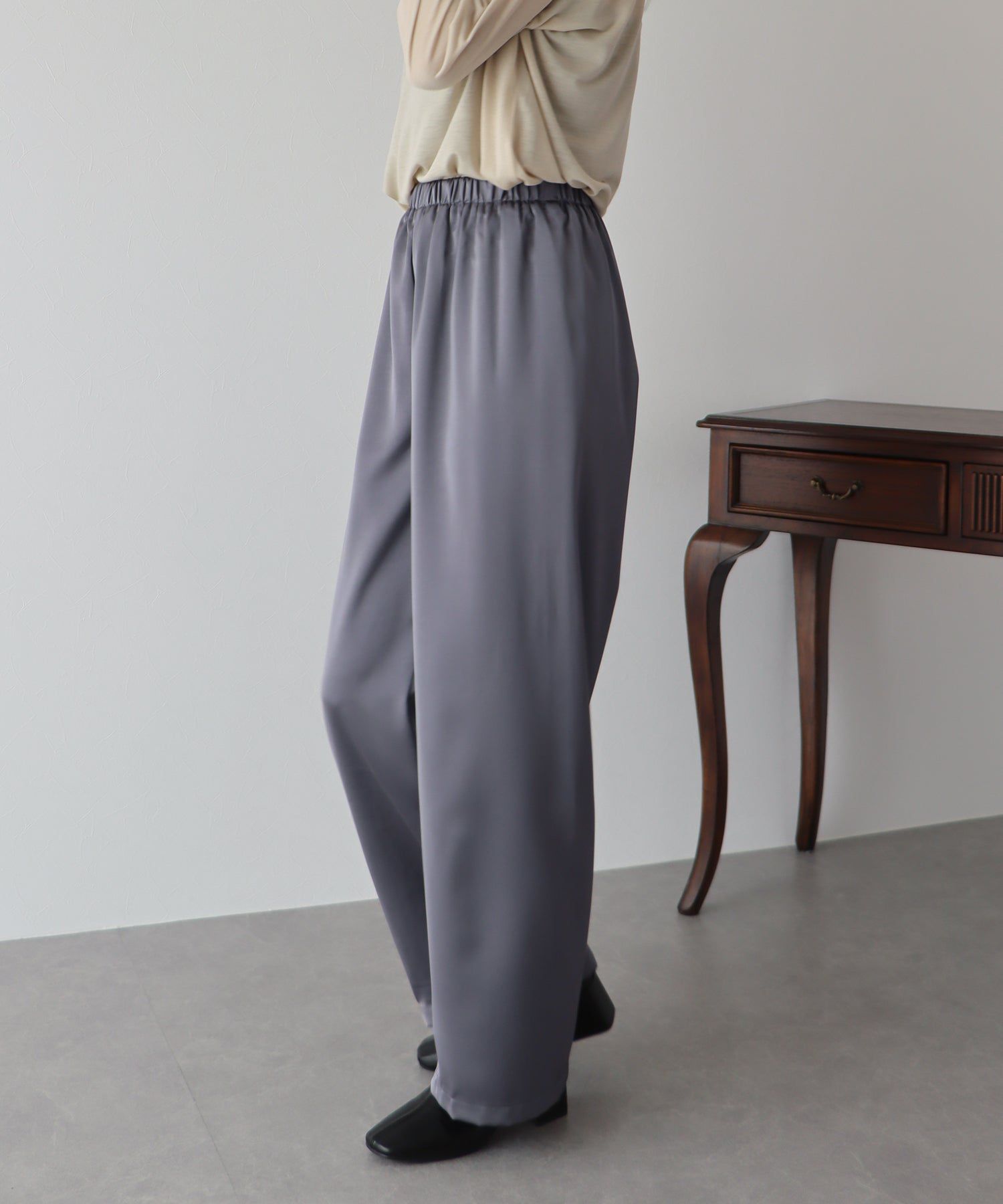 日本 BLUE EAST - 緞面光澤感垂墜感長褲-黑