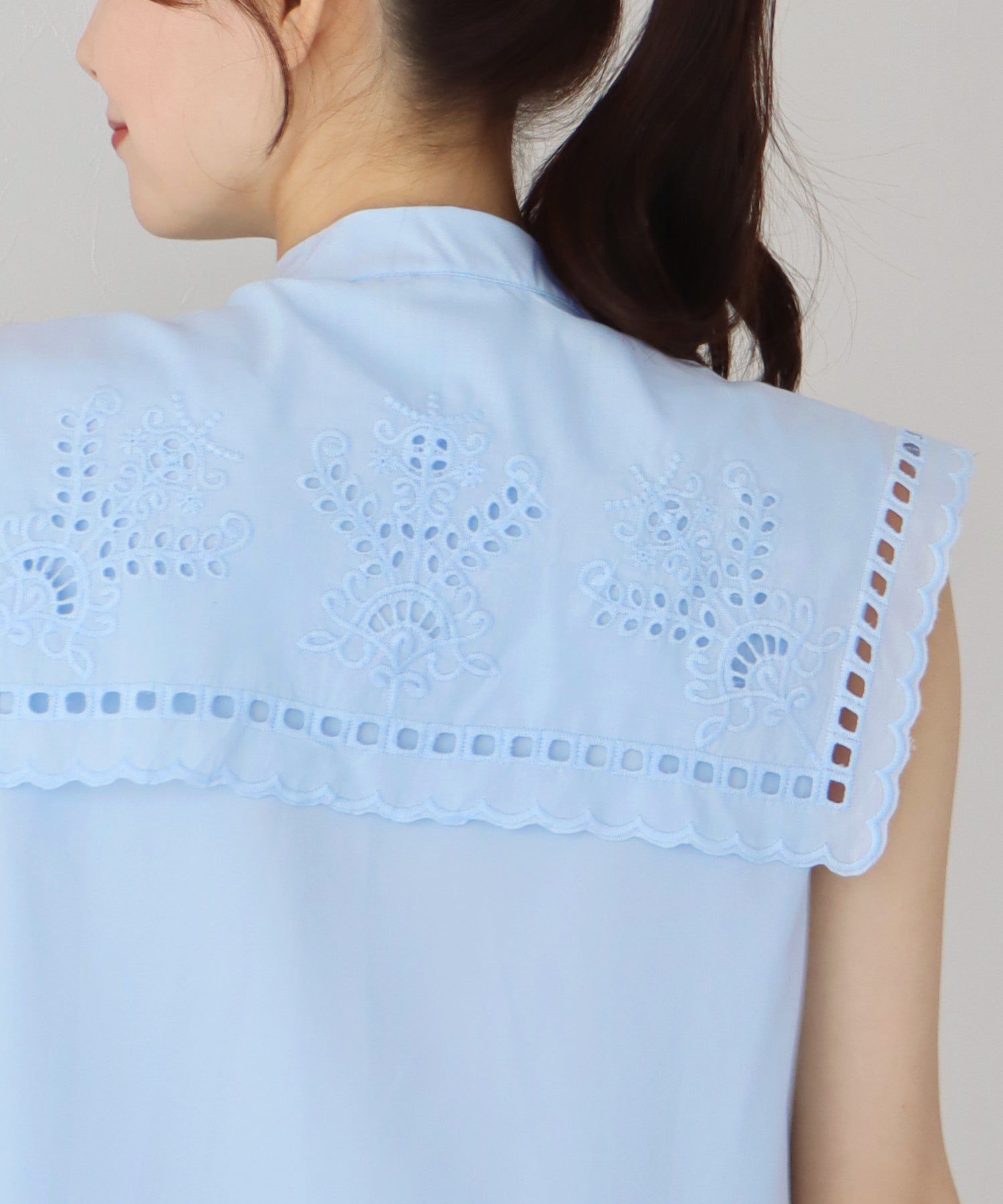 日本 BLUE EAST - 甜美蕾絲方領無袖上衣-水藍